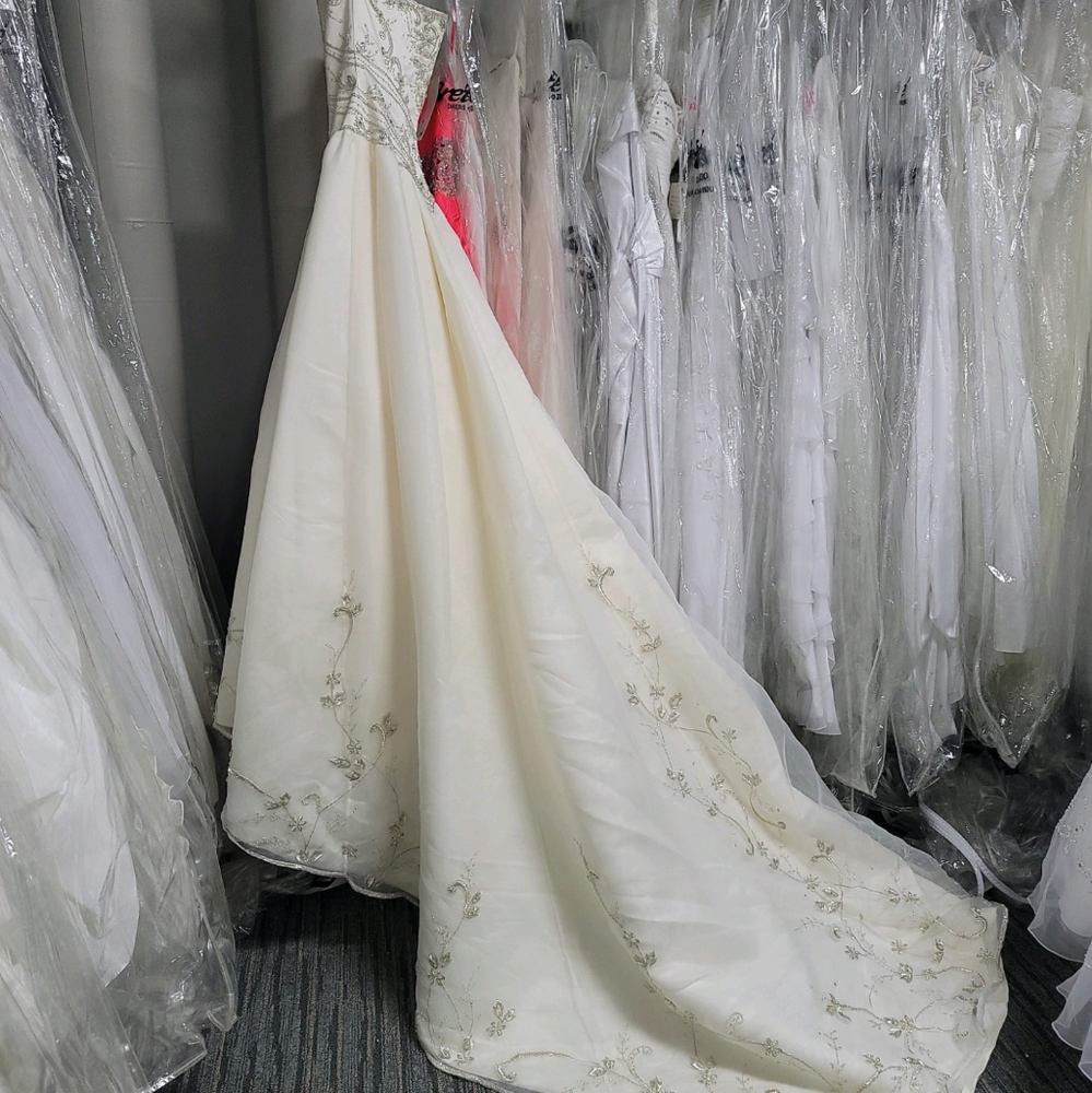 NWT-WEDDING Gown Size 8